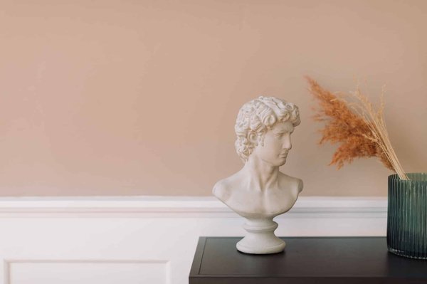 Comment mettre en valeur des bustes dans un salon ?