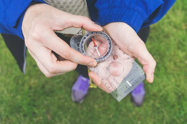 Quelles sont les stratégies pour encourager les jeunes à explorer la poésie slam ?