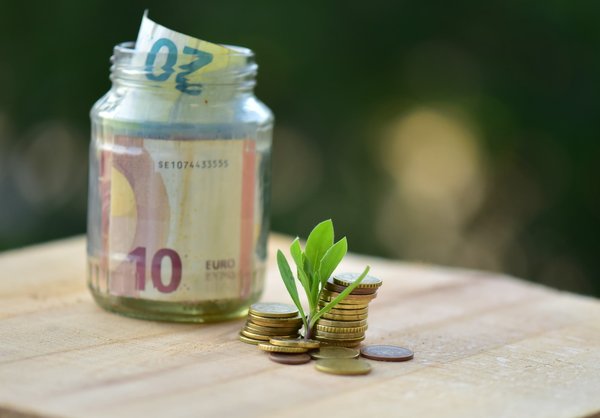 Quels sont les avantages des groupes d'achat collectif pour les panneaux solaires dans les quartiers résidentiels ?